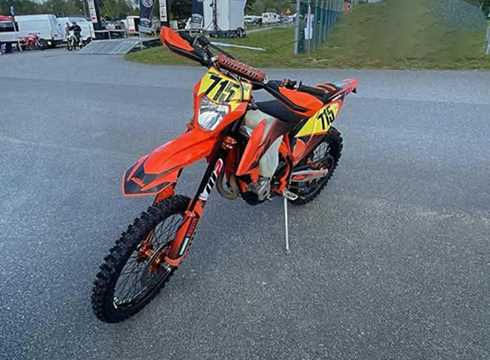 957032